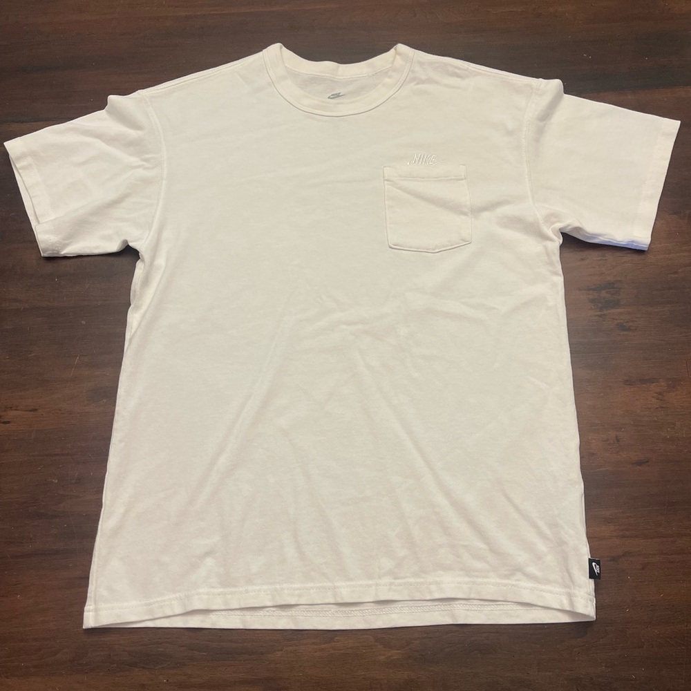 Nike Sportswear Men's Premium Essentials Pocket T-Shirt